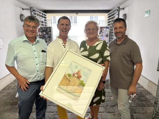 Bei der offiziellen Verabschiedungsfeier in der Sparkasse: Anton Aichinger, Manfred Hilmar, Elfriede Aichinger und Manfred Fries. | Foto: Zezula