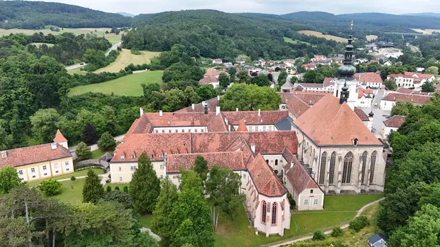 Die Stiftskirche von hinten. | Foto: Gernot Ambros
