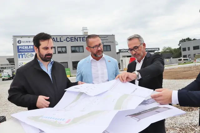 Der künftige McDonald's Hausherr in Lieboch Dietmar Kuhn (re mit Lucas Schachinger und Stefan Helmreich)  liebt alle Burger von McDonalds, der Klassiker aber bleibt der Big Mac. | Foto: Edith Ertl