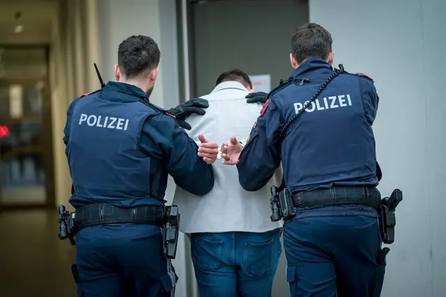 Gegen 06:30 Uhr wurde der 35-jährige Tatverdächtige von einer Streife der Polizeiinspektion Nassereith nahe dem Tatort angehalten und festgenommen. (Symbolbild) | Foto: meinBezirk.at