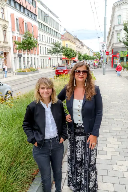 Bezirksvorsteherin Stefanie Lamp (l.) und Planungsstadträtin Ulli Sima (beide SPÖ) freuen sich über die Vorzüge der neuen Straße. | Foto: Stadt Wien/Christian Fürthner