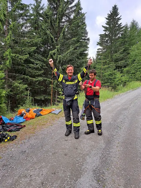 Paragleiter in Not: Geübt wurde auch die Rettung nach einer kontrollierten Baumlandung. | Foto: Marie Luise Hyden/FF St. Michael