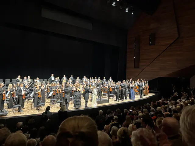 Die Sängerinnen und Sänger sowie Musiker durften sich über minutenlangen Applaus freuen. | Foto: Barbara Fluckinger