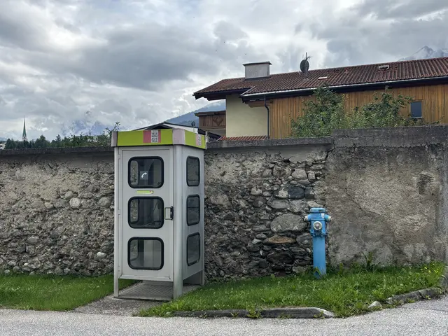 In Natters beim Gemeindeamt steht eine der letzten Telefonzellen des Westlichen Mittelgebirges.  | Foto: AMG