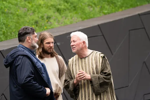 Begegnung mit dem Regisseur: Martin Leutgeb und Franz Lackner im Gespräch – die Inszenierung hat den Erzbischof sichtlich bewegt. Christoph Esterl - einer der beiden Jesusdarsteller - hat den Erzbischof durch das Spiel begleitet. | Foto: Thomas Zangerl