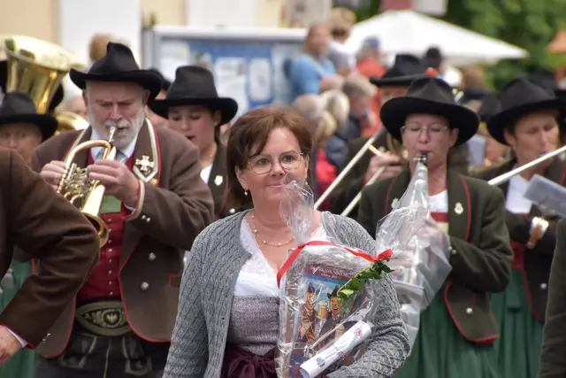 Susanne Straif, die ehemalige Obfrau der Musikkapelle Kössen, war die Ehrendame der Musikkapelle St. Jakob. | Foto: Johanna Bamberger