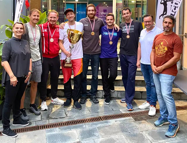 Herren Teamwertung Sieger sowie Bürgermeisterin Bettina Bauernhofer (links), Referent für Sport und Freizeit Christof Prassl (2. v. r.)  und Turnierveranstalter Georg Staber (rechts) | Foto: zVg