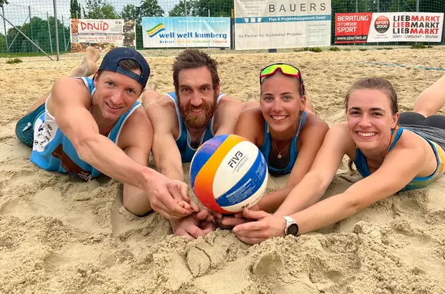 Bild mit den Tour-Gesamtsiegern der Teamwertung Damen und Herren des Schöcklcups 2025 | Foto: zVg