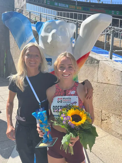 Caroline Bredlinger mit Trainerin Ursula Bredlinger beim ISTAF in Berlin.  | Foto: Bredlinger/privat