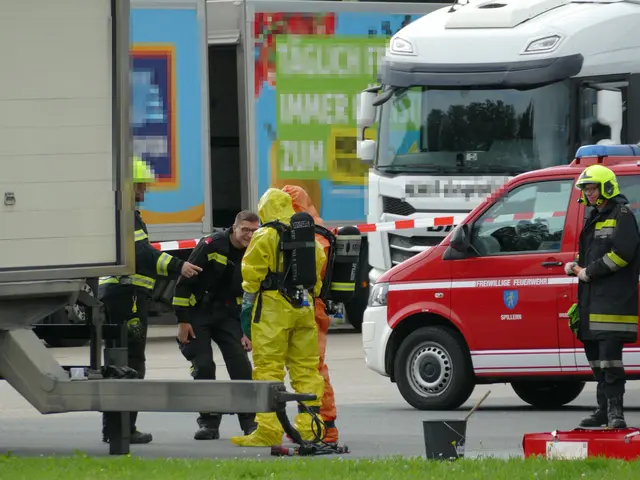 Feuerwehrleute in Schutzanzügen der höchsten Stufe verschaffen sich Zugang zum betroffenen Lagerbereich.
| Foto: Doku NÖ