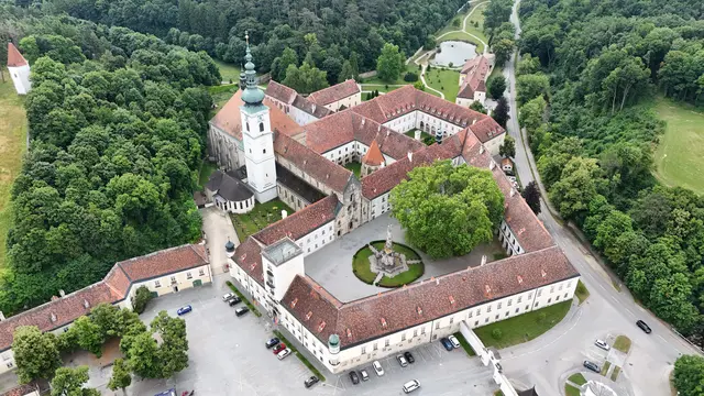 Eingang zur Stiftskirche im malerischen Innenhof. | Foto: Gernot Ambros