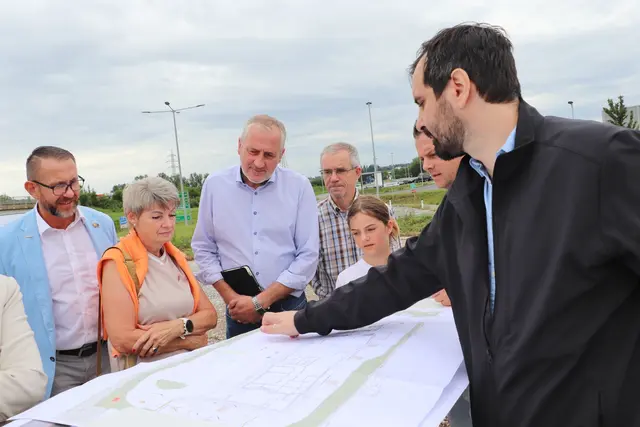 Architekt Lucas Schachinger erklärt den Plan zum McDonald’s Restaurant Lieboch. | Foto: Edith Ertl