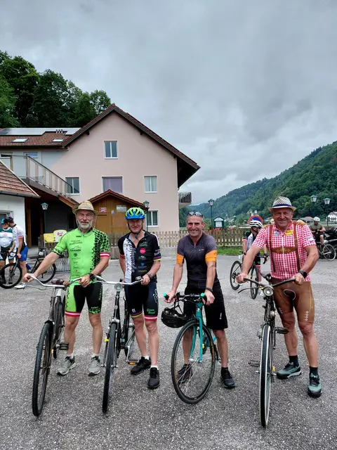 Mit dem Waffenrad bzw. Rad ohne Gangschaltung 4 Kilometer bergauf von Kobling nach Haibach beim 25. Haibacher Radklassiker (Helmut Holl, Peter Ettinger, Johann Geyerhofer, Josef Berger) | Foto: Barbara Schatzl