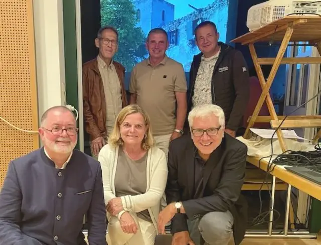 Vorne: Friedrich Polleroß (Museumsleiter), Lieselotte Jilka (Dorferneuerung), Will Erasmus (Filmklub Drosendorf); dahinter: Altbürgermeister Johann Müllner, Bürgermeister Günther Kröpfl und Oberst Julius Schlapschy (v.l.). | Foto: Museum für Alltagsgeschichte