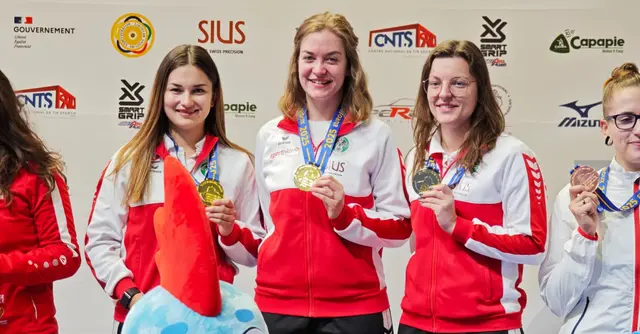 Sheileen Waibel, Nadine Ungerank und Olivia Hofmann holten Gold als Mannschaft im 60 Liegend mit dem Kleinkalibergewehr bei den Europameisterschaften 2025 in Frankreich | Foto: Franz Roth / ÖSB
