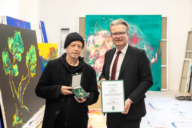 Christopher Drexler überreichte das Ehrenzeichen an Künstler Herbert Brandl (l.) in seinem Kunstatelier in Wien. | Foto: Land Steiermark/Marcus Deak