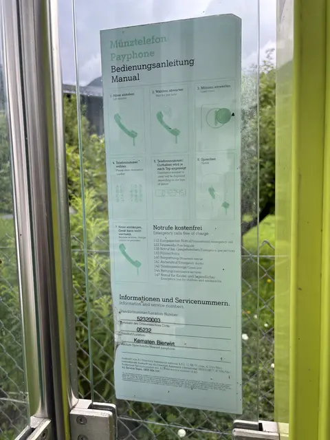 In Jeder Telefonzelle ist eine Schritt für Schritt Anleitung zu finden.  | Foto: AMG