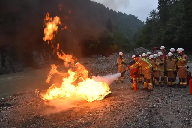 Die Feuerwehrjugend übte den Ernstfall und konnte sich weiterbilden  | Foto: ZOOM-Tirol