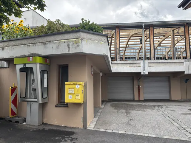 In Mutters steht das einzige Münztelefon, das nicht in einem Kiosk verbaut ist. | Foto: AMG