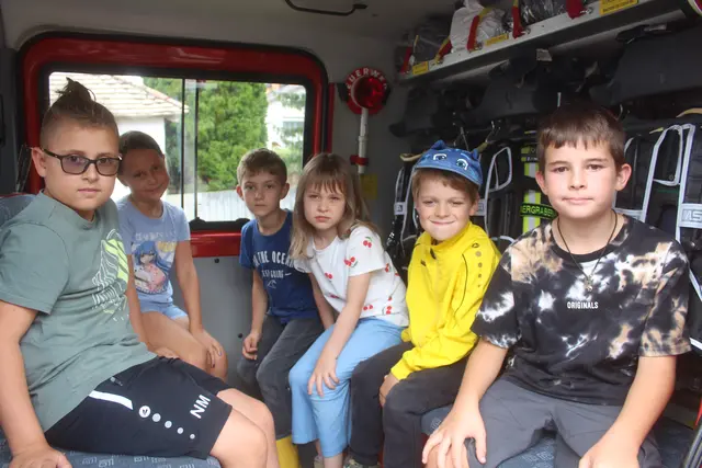 Highlight für die Kinder: Die Fahrt mit dem Feuerwehrauto. | Foto: arbes