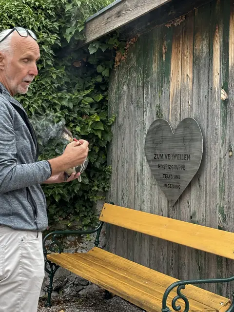 Am Montag, dem 28. Juli, wurden die Bänke offiziell mit einem Räucher-Ritual durch Bernhard Schöpfer eingeweiht. 