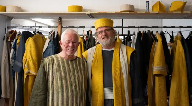 Zwei Geistliche, ein Spiel: Pfarrer Thomas Schwarzenberger wirkt ebenfalls mit – als Mitglied des „Hohen Rates“. | Foto: Thomas Zangerl