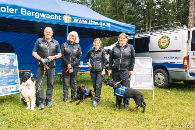 Auch vertreten: Die Diensthundestaffel der Tiroler Bergwacht | Foto: Pernsteiner