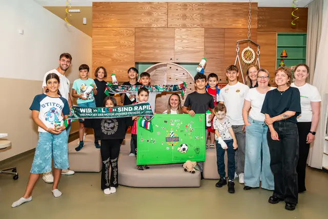 Die beiden Fußball-Profis Niklas Hedl und Moritz Oswald waren kürzlich zum Besuch im Kinderpalliativzentrum "MOMO ZeitRaum" in der Schulgasse 38. | Foto: SK Rapid / Daniel Widner