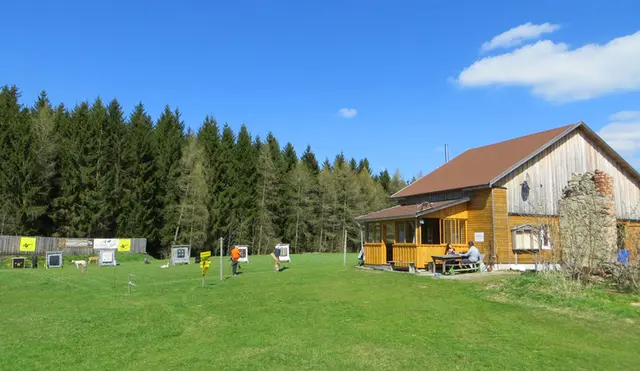 Die Parcours führen ausgehend von der Bogenhütte fast ausschließlich durch den Wald und am Kettenbach entlang, daher ist man an heißen Tagen vor der Hitze und an kühlen, regnerischen Tagen vor Wind und Niederschlag bestens geschützt. | Foto: Bogensport Waldenfels