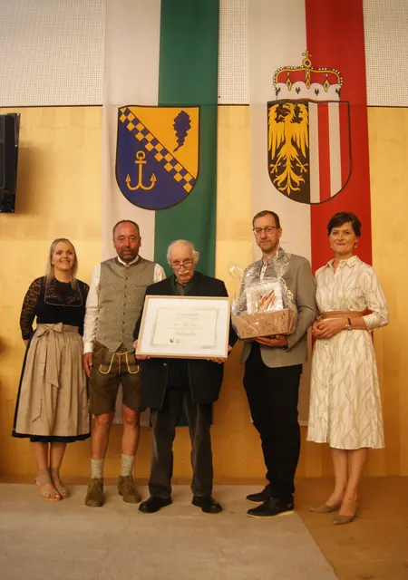 Amtsleiterin Daniela Razenberger, Bürgermeister Engelbert Leitner, Ehrenbürger Pfarrer Franz Fuchs, Vizebürgermeister Christian Haider und Bundesrätin Barbara Prügl (v. l.). | Foto: Gemeinde Waldkirchen
