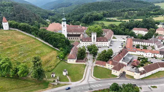 Stift Heiligenkreuz, links der Kreuzweg. | Foto: Gernot Ambros