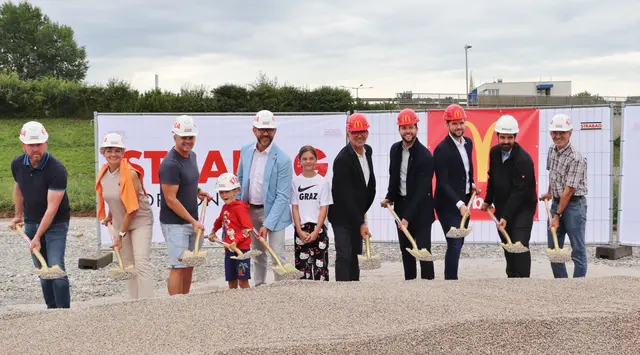 Setzen den ersten Spaten: Jürgen Pignitter, Ingrid Zaunschirm, Nikolaus Tanner, Stefan Helmreich, Dietmar Kuhn, Christian Gruber, Lukas Huisbauer, Lucas Schachinger, Martin Pitsch und die Kinder Tobias (8) und Julia (10). | Foto: Edith Ertl