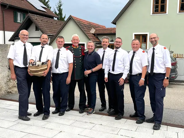 Es gratulierten Vertreter der Gemeindefeuerwehren und Bürgermeister Josef Ramharter