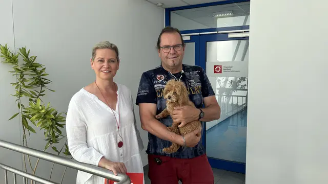 Moderatorin Sandra Schütz, Astrologe Wilfried Weilandt und Astro-Dog Bella haben gemeinsam in die August-Sterne geschaut. | Foto: Lukas Triebelnig