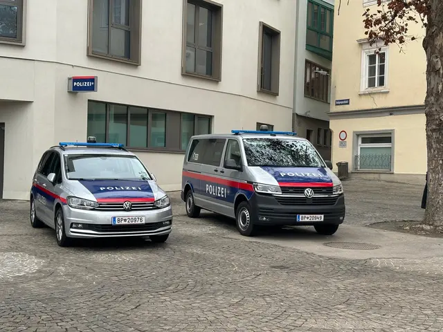 Wegen Verdachts auf Verwaltungsübertretungen kontrollierten drei Polizeistreifen das Gelände (Symbolfoto) | Foto: Bernhard Knaus