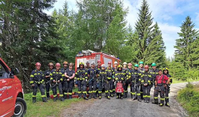 Seilschaften, die verbinden: Feuerwehrübergreifende Zusammenarbeit bei der MRAS-Übung auf 1.600 Metern. | Foto: Marie Luise Hyden/FF St. Michael