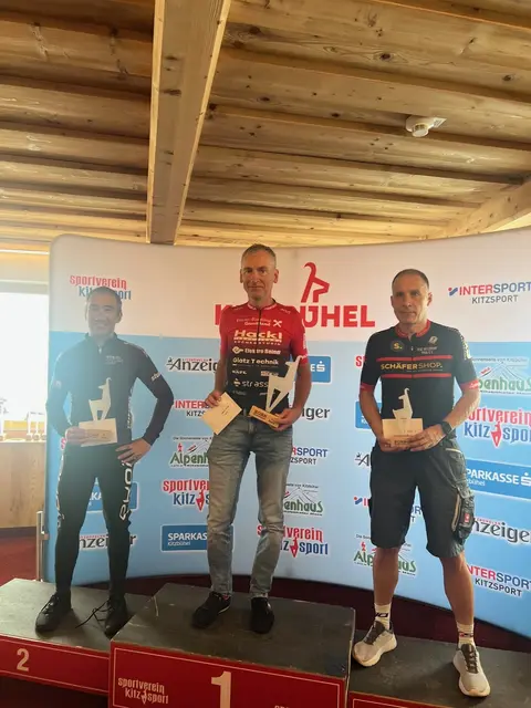 Thomas Mairhofer (m.) gewann die Kategorie Master 2 in Kitzbühel. | Foto: Franz Hackl