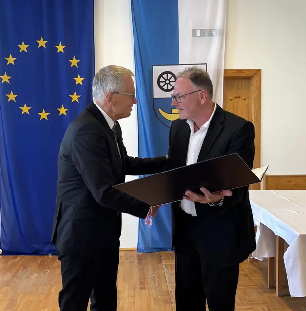 Jan Samec und Bürgermeister Johannes Plattner | Foto: MeinBezirk/Meßthaller