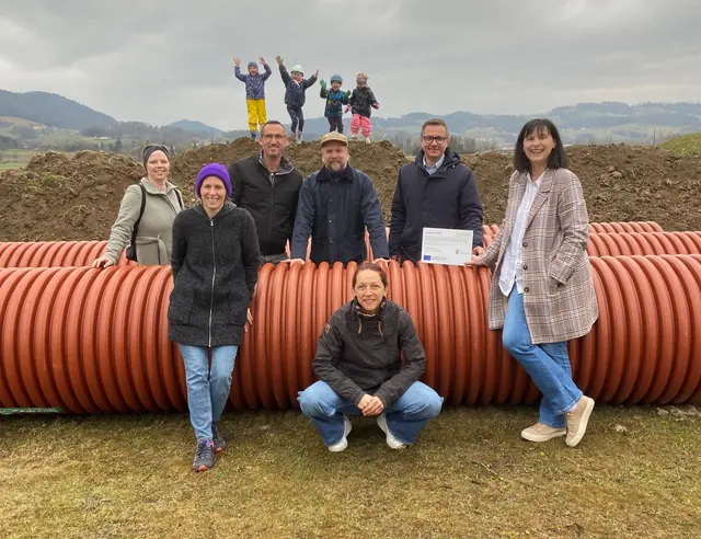 Vertreterinnen und Vertreter vom Karlinger Kulturverein und Regionalentwicklungsverband Eferding (Regef) beim Spatenstich zum Projekt „Miteinander bewegt“ in Pupping. | Foto: REGEF