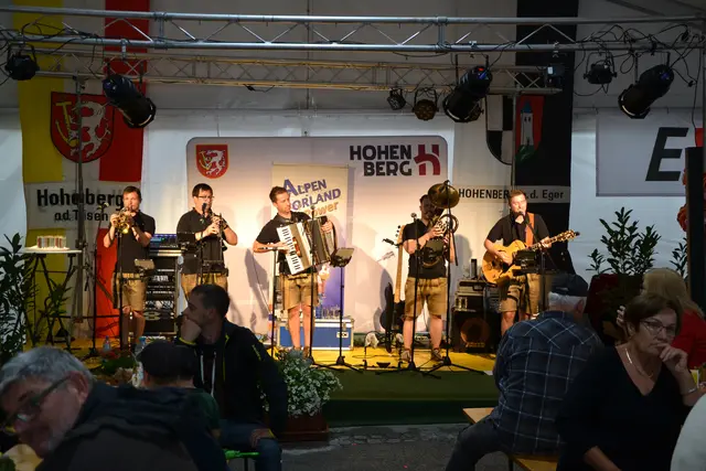 Ein Prosit auf Hohenberg. Alpenvorland Power sorgte am Sonntag für gute Stimmung im Festzelt | Foto: Alexander Fritsch