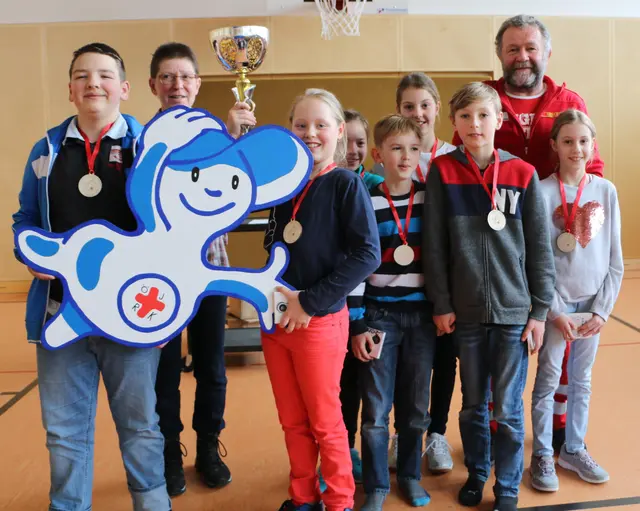 Die Volksschule Waizenkirchen holte sich 2018 den Helfi-Bezirkssieg, August Neubacher (hinten rechts) war natürlich mit dabei.
 | Foto: RK Grieskirchen