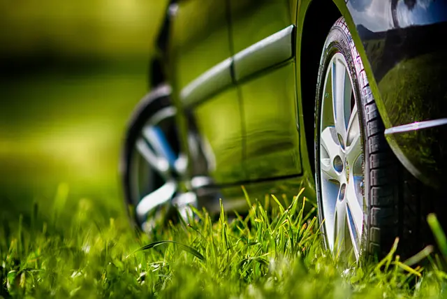 Nachdem der Fahrer die Kontrolle verlor, drehte sich das Auto um 180 Grad und kam auf einer Grünfläche zum Stillstand.(Symbolfoto) | Foto: stock.adobe.com/at/sestaeli