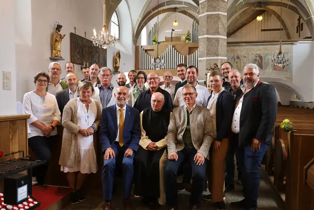 Ehren- und Festgäste bei der Sallingstädter Orgelsegnung: Hermine Krapfenbauer, Anton Hipp, Harald Krapfenbauer, Walter Gretz, Karin Böhm, Gerhard Haider, Daniel Hölz, Franz Danzinger, Bgm. Josef Schaden, Harald Gretz, Walter Dum, Doris Heider, Johannes Layr, P. Daniel Gärtner, Reinmar Wolf, Alexander Scheidl, Johannes Scheidl, Markus Stundner, Bernhard Krecek, Christopher Edelmaier, Ewald Krecek und Harald Zauner | Foto: Marktgemeinde Schweiggers
