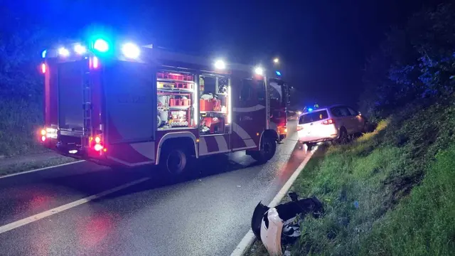 Bei der Erkundung durch den Einsatzleiter stellte sich heraus, dass ein Lenker aus bislang unbekannter Ursache die Kontrolle über sein Fahrzeug verlor und auf die Böschung rutschte.  | Foto: Freiwillige Feuerwehr St. Georgen in der Klaus