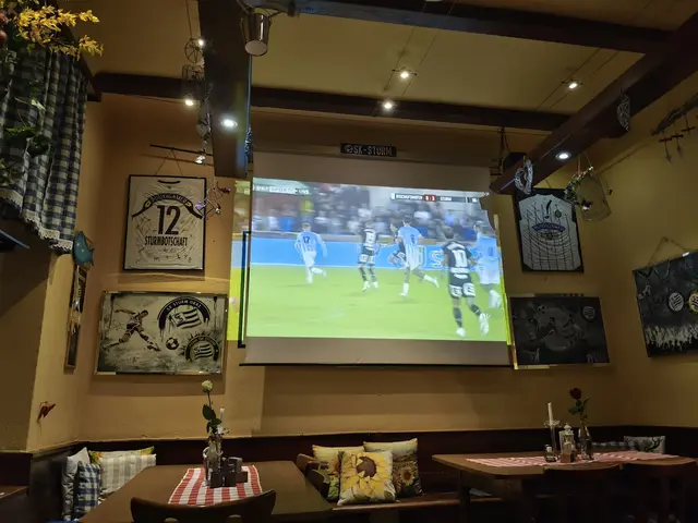 Im Märzenstüberl laufen die Spiele des SK Sturm auf mehreren TV-Geräten und einer Leinwand. | Foto: MeinBezirk