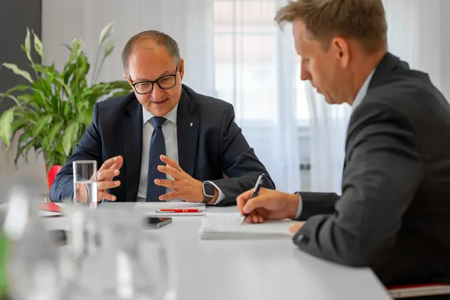 SP-Landesrat Martin Winkler im Interview mit MeinBezirk OÖ-Chefredakteur Thomas Winkler: Es werde die ÖVP den Titel der Wirtschaftspartei kosten, dass sie bei Energie- und Wirtschaftsprojekten einknicke, sobald die FPÖ dagegen mobilisiert. | Foto: MeinBezirk/Siegl