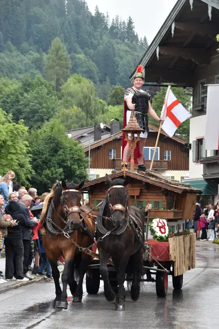 Aufwändig geschmückte Festwägen zogen durch den Ortskern. | Foto: Johanna Bamberger