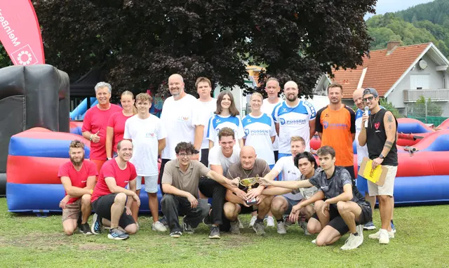 Das Team von Danieli Anlagenbau setzte beim Riesenwuzzler Turnier vor der FPÖ Bezirksgruppe, den RegionalMedien Kärnten und dem Team Possehl durch. In einem spannenden und hitzigen Finale schlug das Team der Danieli Anlagenbau, das Team der FPÖ Bezirksgruppe knapp mit 1:0. | Foto: MeinBezirk.at