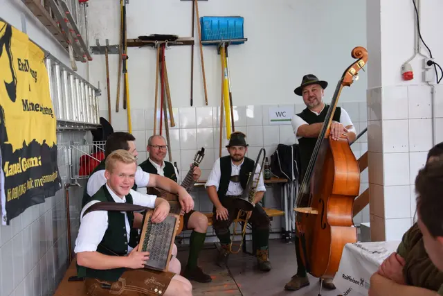 Gute Unterhaltung  | Foto: Fotos:  Hannes Reichenpfader und Emma Jelenz