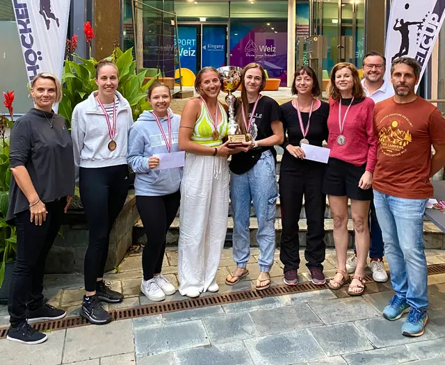 Damen Teamwertung Siegerinnen sowie Bürgermeisterin Bettina Bauernhofer (links), Referent für Sport und Freizeit Christof Prassl (2. v. r.)  und Turnierveranstalter Georg Staber (rechts) | Foto: zVg